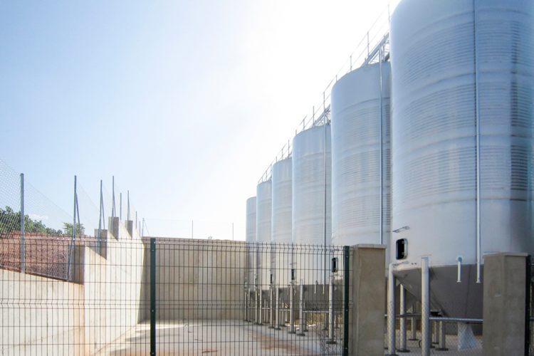 EJECUCIÓN DE LOSA DE CIMENTACIÓN, VALLADO E INSTALACIÓN DE  DEPÓSITOS AUTOVACIANTES