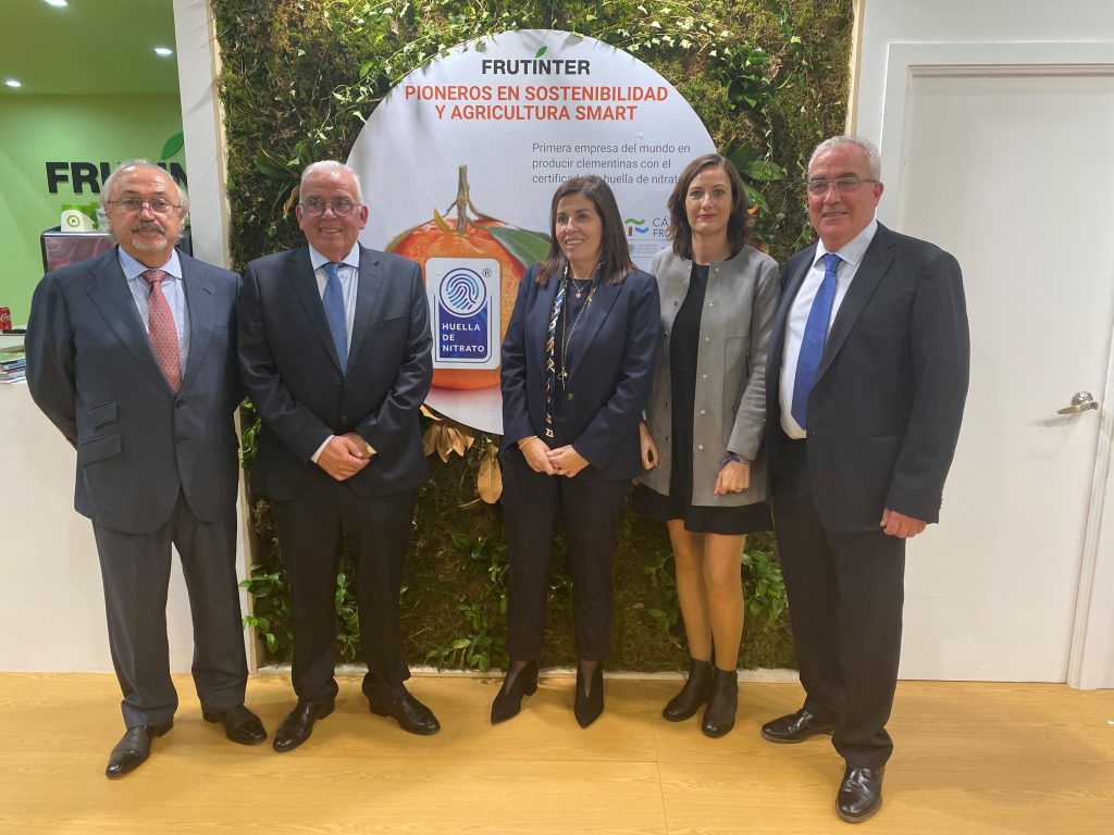 De izquierda a derecha: D. Pedro Beltrán (Director Cátedra Frutinter-UPV), D.Jorge Usó (Director Comercial Frutinter), Dña. Pilar Usó (Directora Financiera Frutinter), Dña. Manuela Yllera (Directora de Certificación Food Rina Iberia) y D. Javier Usó (Director General Frutinter)